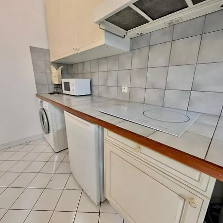 Апартаменти Bright & Spacious 2-bedroom - Parking & Close To Train Station & Downtown *