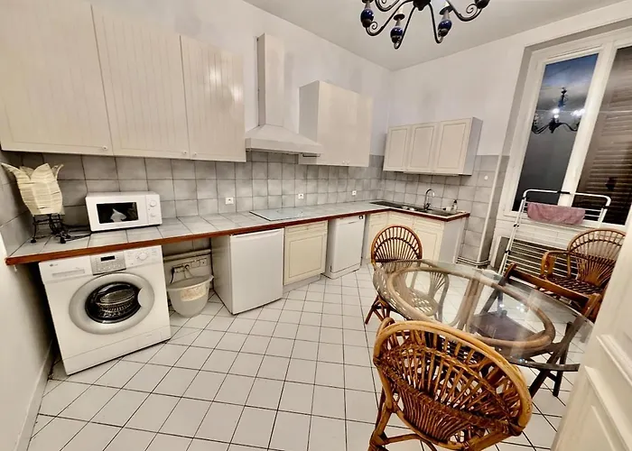 Bright & Spacious 2-bedroom - Parking & Close To Train Station & Downtown