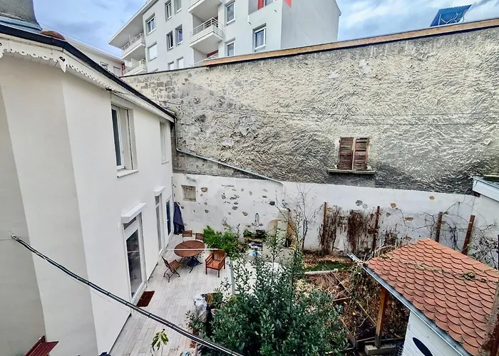 Bright & Spacious 2-bedroom - Parking & Close To Train Station & Downtown *