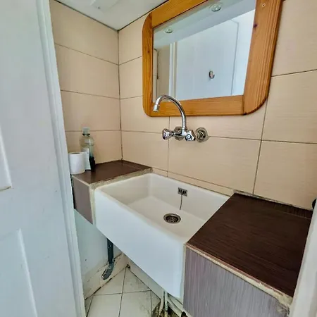 Bright & Spacious 2-bedroom - Parking & Close To Train Station & Downtown *