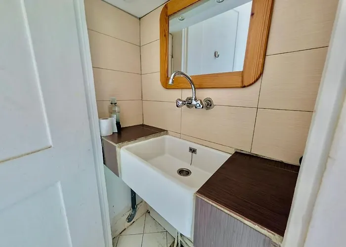 Bright & Spacious 2-bedroom - Parking & Close To Train Station & Downtown *