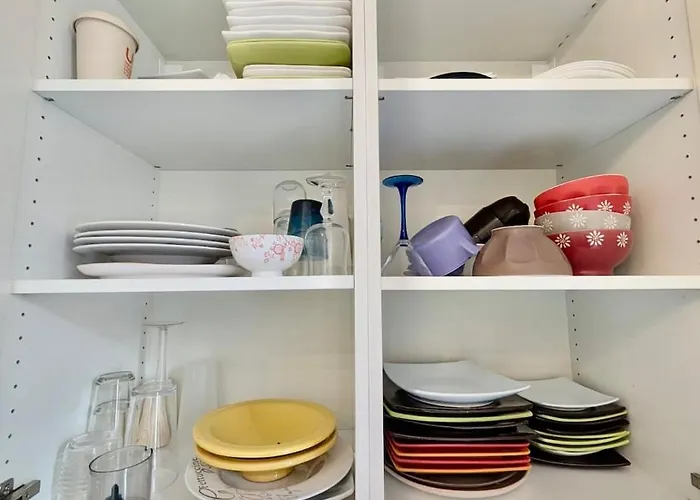 Bright & Spacious 2-bedroom - Parking & Close To Train Station & Downtown דירה *