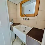 Bright & Spacious 2-bedroom - Parking & Close To Train Station & Downtown *