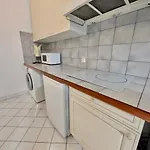 شقة Bright & Spacious 2-bedroom - Parking & Close To Train Station & Downtown *