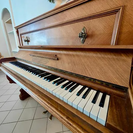 Bright & Spacious 2-bedroom - Parking & Close To Train Station & Downtown شقة