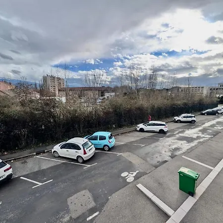 Bright & Spacious 2-bedroom - Parking & Close To Train Station & Downtown شقة