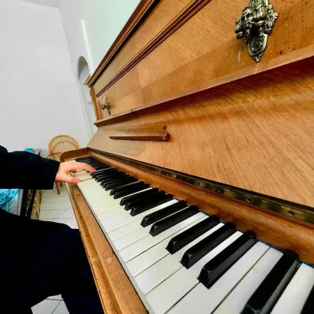 شقة Bright & Spacious 2-bedroom - Parking & Close To Train Station & Downtown