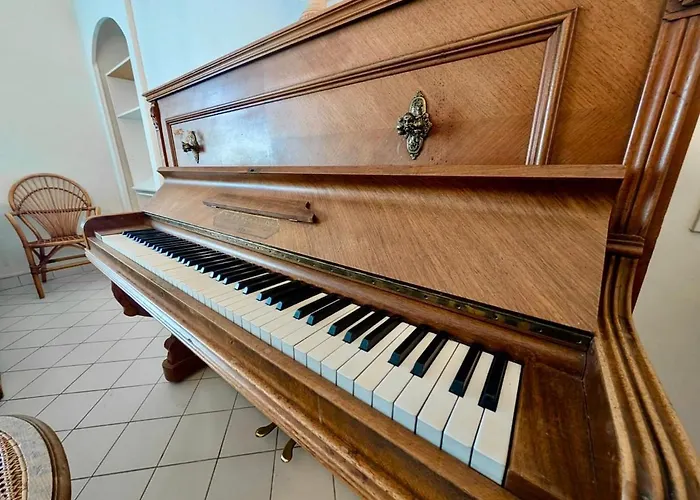 Bright & Spacious 2-bedroom - Parking & Close To Train Station & Downtown شقة