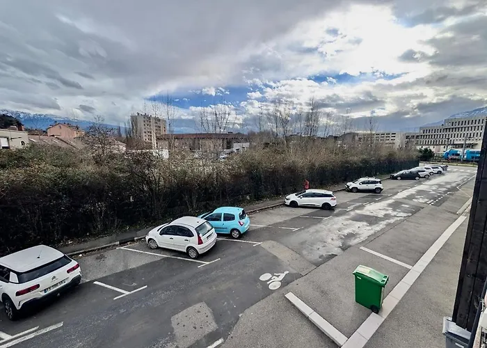 Bright & Spacious 2-bedroom - Parking & Close To Train Station & Downtown شقة